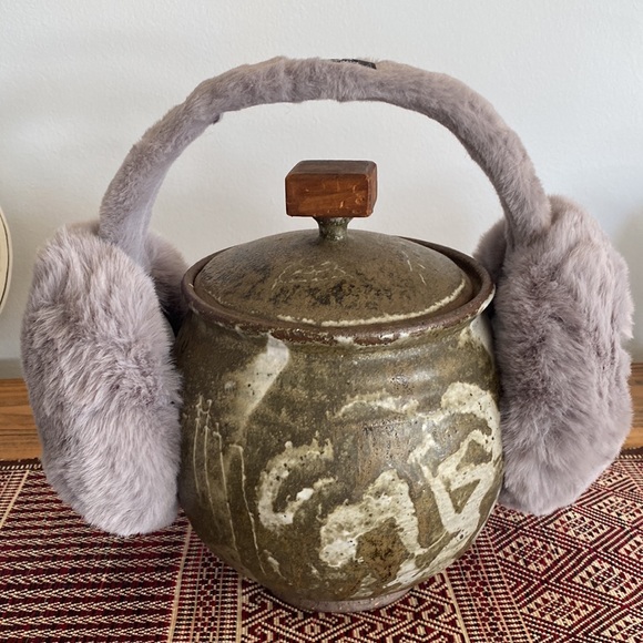 Fuzzy UGG earmuffs - Picture 2 of 5